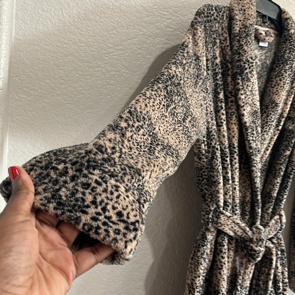 Calvin Klein Womens Size XS/S Animal Print Belted Robe Below Knee Length Soft - Picture 3 of 11